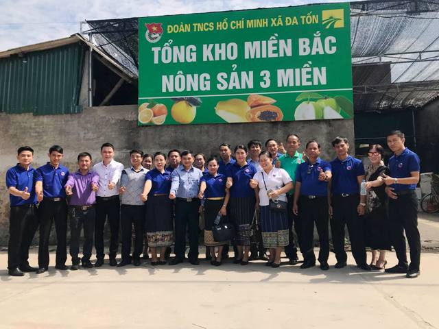 Đoàn đại biểu Thành đoàn Viêng Chăn thăm làng gốm Bát Tràng