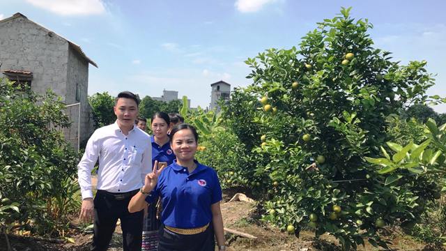 Đoàn đại biểu Thành đoàn Viêng Chăn thăm làng gốm Bát Tràng