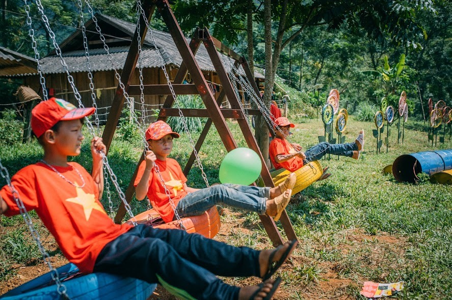 Nhóm bạn trẻ gieo yêu thương trên những nẻo đường