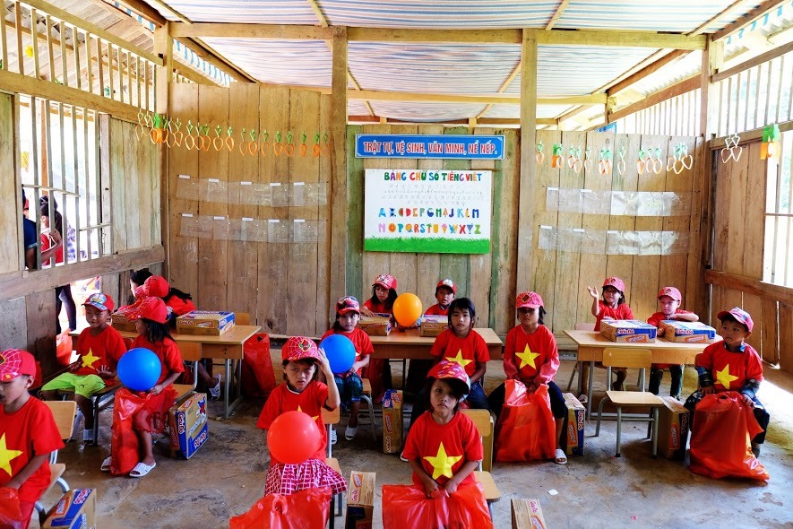 Nhóm bạn trẻ gieo yêu thương trên những nẻo đường