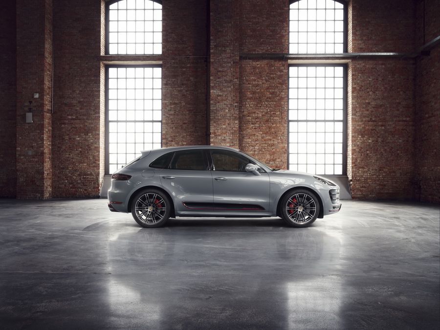 Độc quyền hơn nhờ Porsche Exclusive, Macan Turbo có giá từ 2,58 tỷ VNĐ