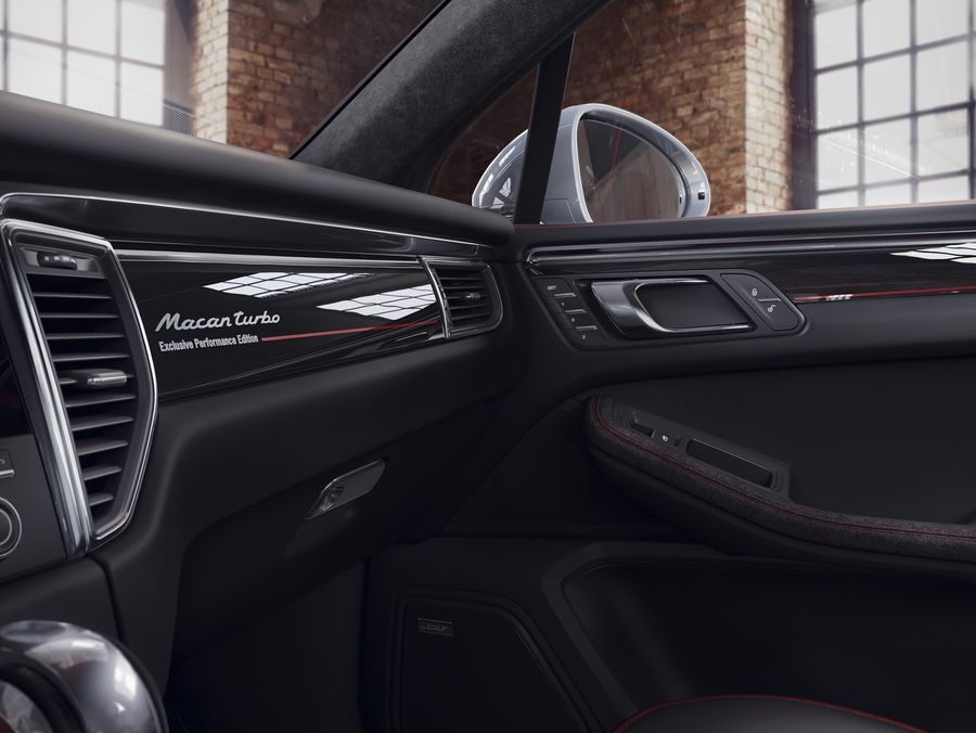 Độc quyền hơn nhờ Porsche Exclusive, Macan Turbo có giá từ 2,58 tỷ VNĐ