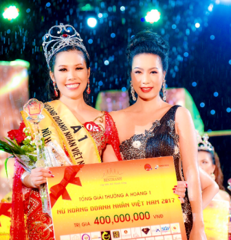 Trịnh Kim Chi trao vương miện cho Nữ hoàng Doanh nhân Việt Nam 2017