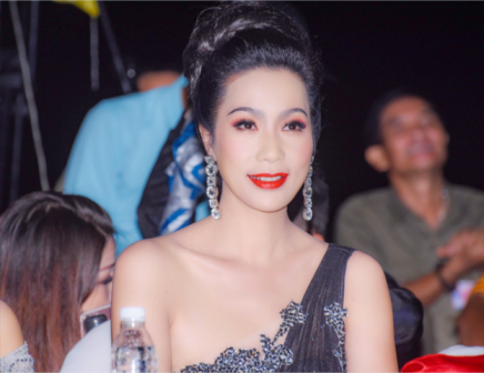 Trịnh Kim Chi trao vương miện cho Nữ hoàng Doanh nhân Việt Nam 2017