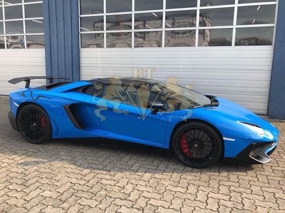 Làm quen với Lamborghini Aventador SV Roadster thứ 2 chuẩn bị về Việt Nam