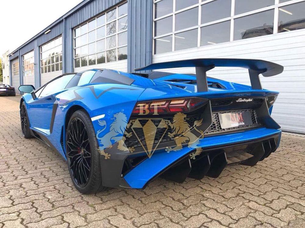 Làm quen với Lamborghini Aventador SV Roadster thứ 2 chuẩn bị về Việt Nam