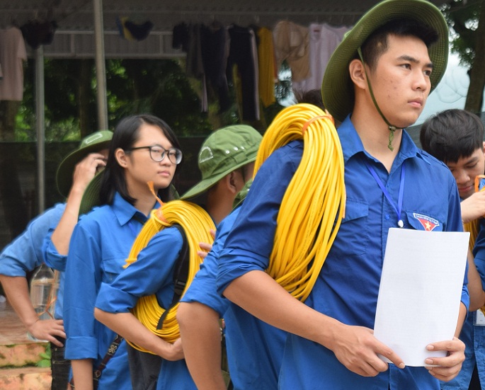 Sinh viên tình nguyện mang ánh sáng điện tới các bản, làng