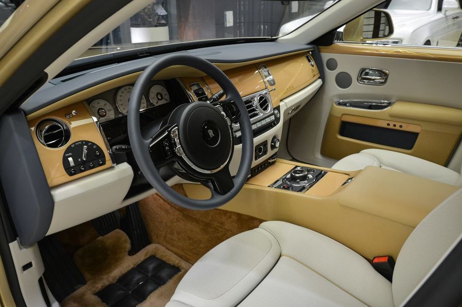 Abu Dhabi lại gây bất ngờ khi tung Rolls-Royce Ghost cá nhân hóa theo chủ đề sa mạc