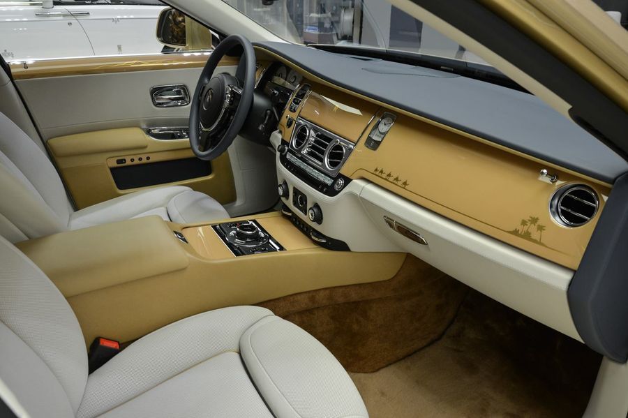 Abu Dhabi lại gây bất ngờ khi tung Rolls-Royce Ghost cá nhân hóa theo chủ đề sa mạc