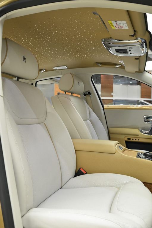 Abu Dhabi lại gây bất ngờ khi tung Rolls-Royce Ghost cá nhân hóa theo chủ đề sa mạc