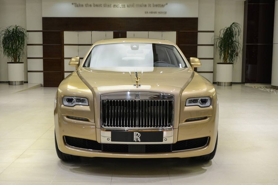 Abu Dhabi lại gây bất ngờ khi tung Rolls-Royce Ghost cá nhân hóa theo chủ đề sa mạc