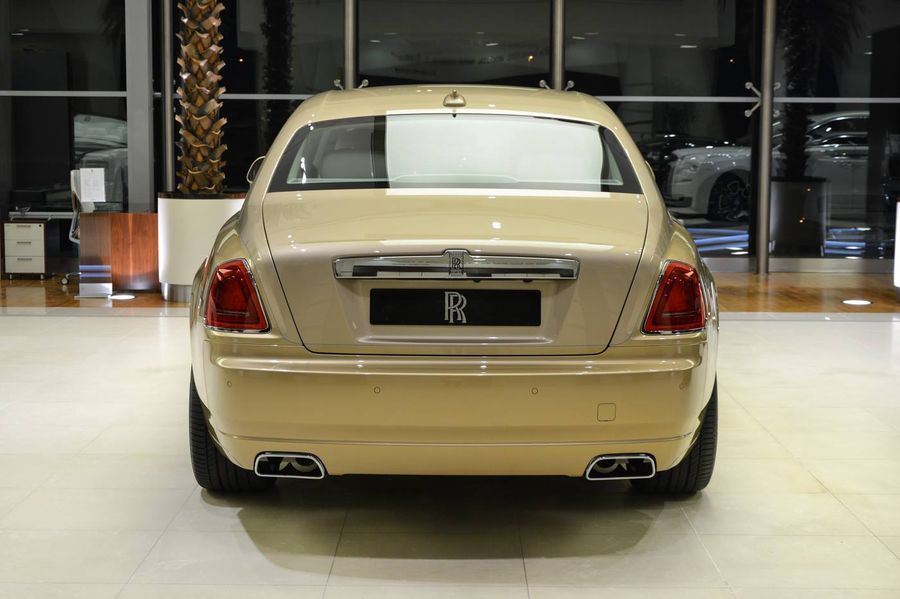 Abu Dhabi lại gây bất ngờ khi tung Rolls-Royce Ghost cá nhân hóa theo chủ đề sa mạc