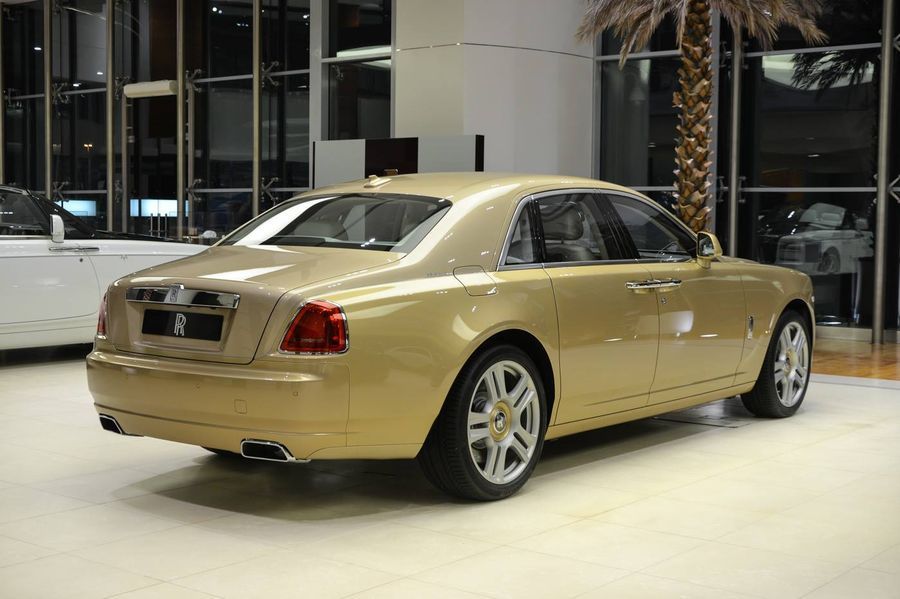 Abu Dhabi lại gây bất ngờ khi tung Rolls-Royce Ghost cá nhân hóa theo chủ đề sa mạc