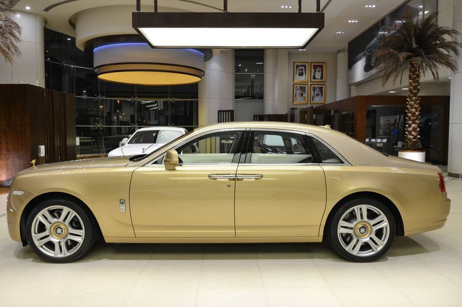 Abu Dhabi lại gây bất ngờ khi tung Rolls-Royce Ghost cá nhân hóa theo chủ đề sa mạc