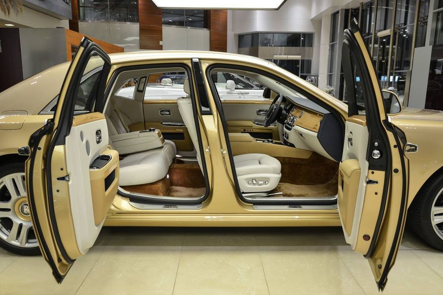 Abu Dhabi lại gây bất ngờ khi tung Rolls-Royce Ghost cá nhân hóa theo chủ đề sa mạc