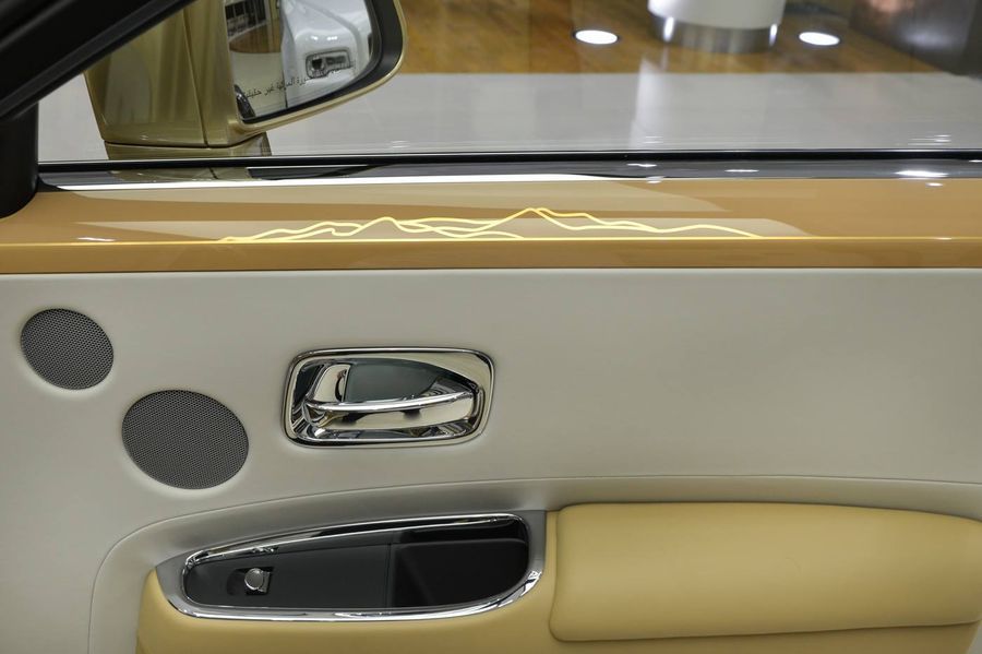 Abu Dhabi lại gây bất ngờ khi tung Rolls-Royce Ghost cá nhân hóa theo chủ đề sa mạc