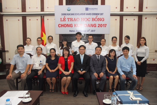 10 sinh viên Đại học Dược được nhận học bổng Chong Kun Dang Kochon