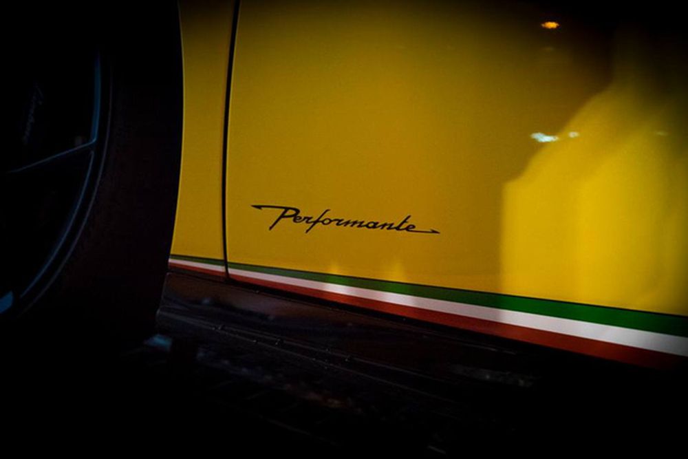 Lamborghini Huracan Performante cập bến Nhật Bản, hàng chục siêu xe xếp hàng chào đón