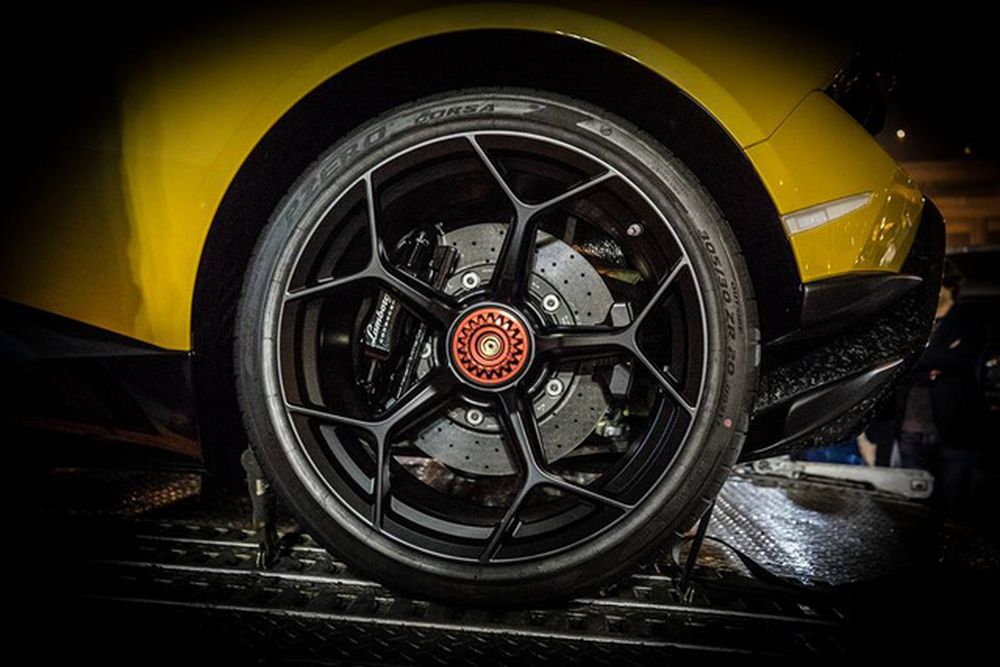Lamborghini Huracan Performante cập bến Nhật Bản, hàng chục siêu xe xếp hàng chào đón