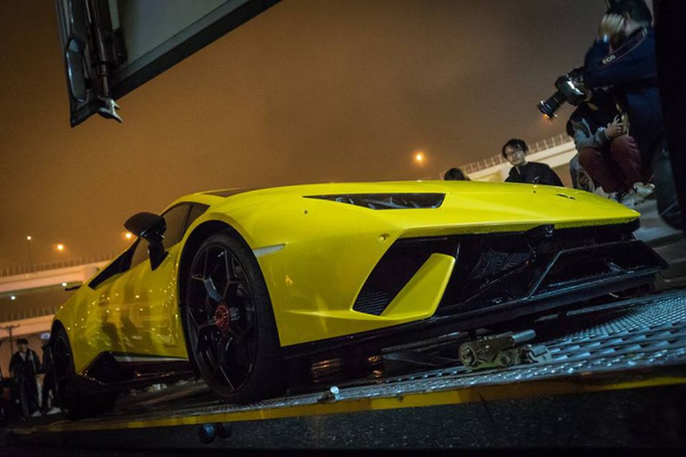 Lamborghini Huracan Performante cập bến Nhật Bản, hàng chục siêu xe xếp hàng chào đón