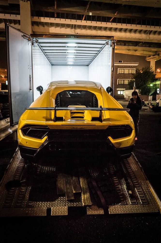 Lamborghini Huracan Performante cập bến Nhật Bản, hàng chục siêu xe xếp hàng chào đón