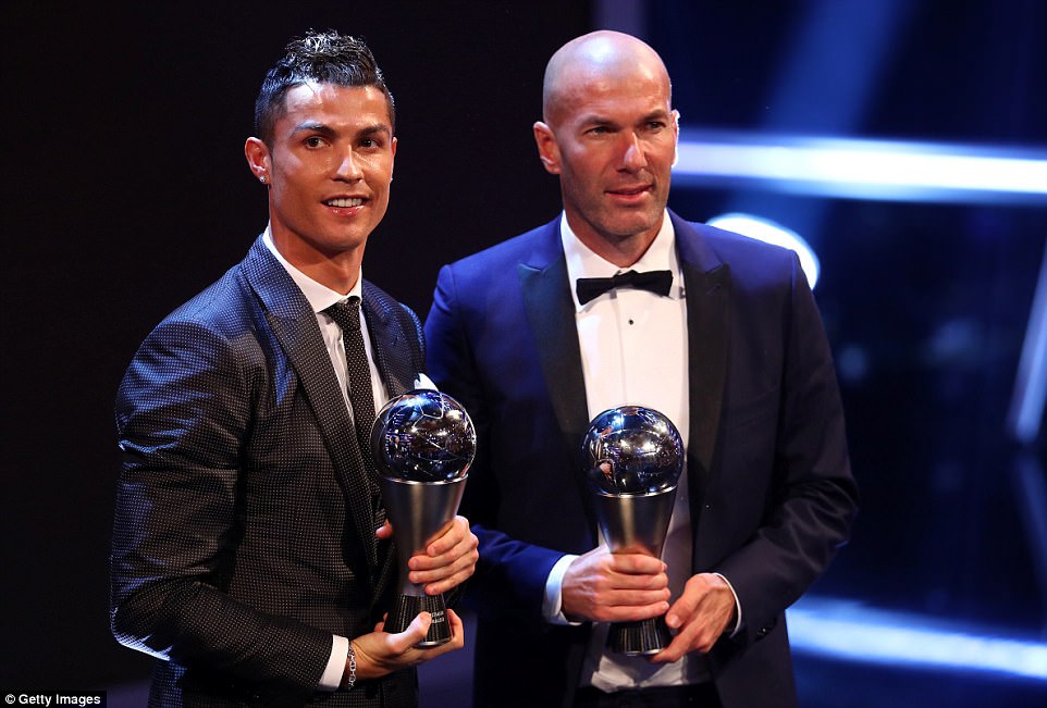 Cristiano Ronaldo năm thứ 2 liên tiếp ẵm giải The Best