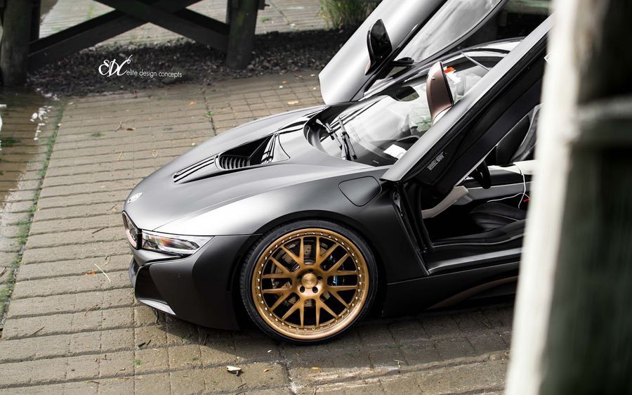 Siêu xe BMW i8 nổi bật với bộ cánh đen mờ cùng 