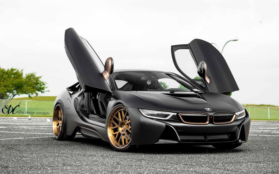 Siêu xe BMW i8 nổi bật với bộ cánh đen mờ cùng 