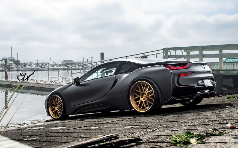 Siêu xe BMW i8 nổi bật với bộ cánh đen mờ cùng 