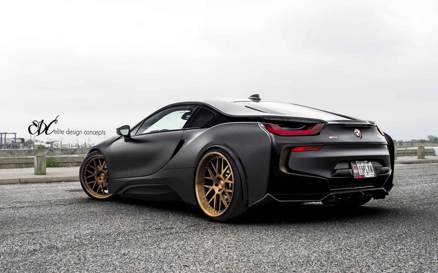 Siêu xe BMW i8 nổi bật với bộ cánh đen mờ cùng 