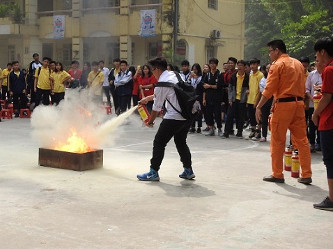 Học sinh THPT Việt - Đức tập huấn kỹ năng phòng chống tai nạn thương tích