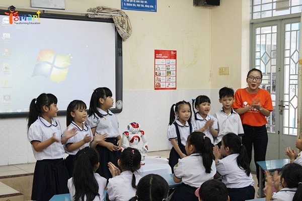 Robot NAO giúp học sinh Việt yêu thích tiếng Anh