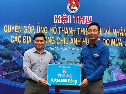 Tuổi trẻ Thủ đô ủng hộ gần 200 triệu đồng cho người dân vùng bị ngập lụt ở ngoại thành Hà Nội