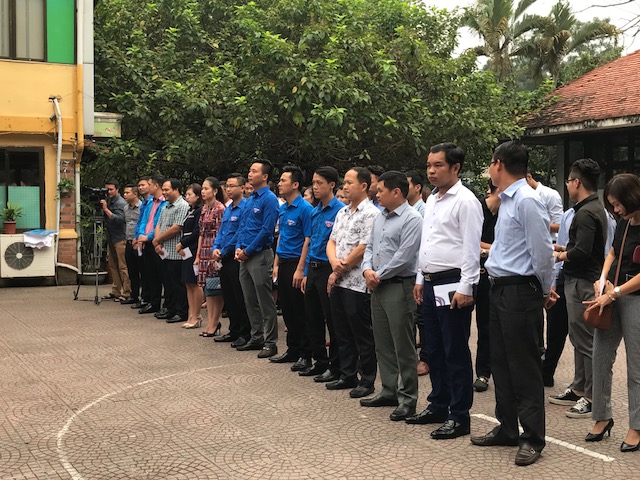 Tuổi trẻ Thủ đô ủng hộ gần 200 triệu đồng cho người dân vùng bị ngập lụt ở ngoại thành Hà Nội