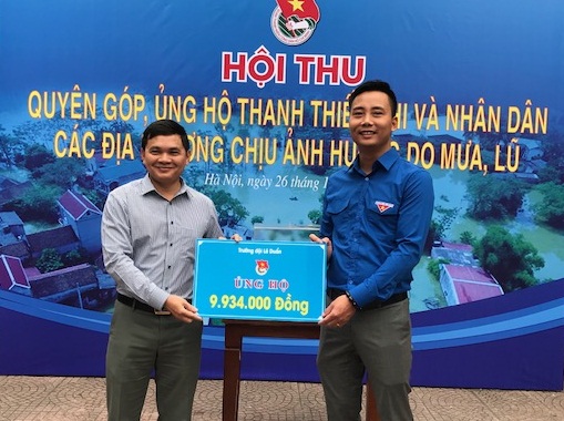 Tuổi trẻ Thủ đô ủng hộ gần 200 triệu đồng cho người dân vùng bị ngập lụt ở ngoại thành Hà Nội