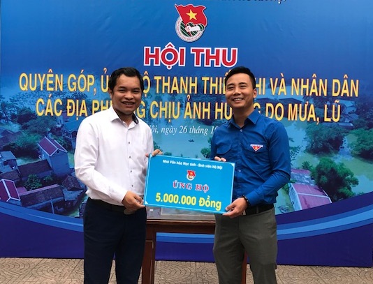 Tuổi trẻ Thủ đô ủng hộ gần 200 triệu đồng cho người dân vùng bị ngập lụt ở ngoại thành Hà Nội