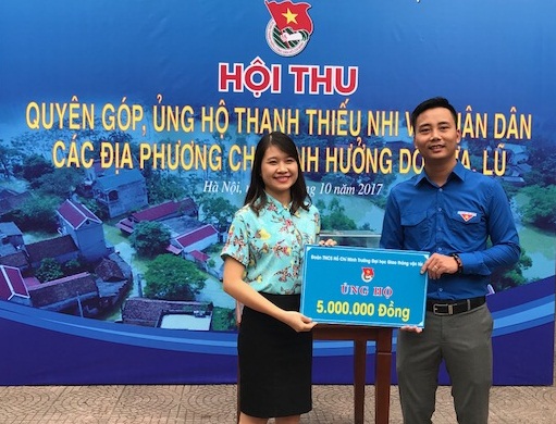Tuổi trẻ Thủ đô ủng hộ gần 200 triệu đồng cho người dân vùng bị ngập lụt ở ngoại thành Hà Nội