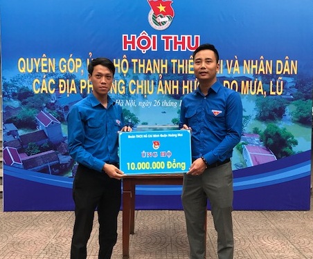 Tuổi trẻ Thủ đô ủng hộ gần 200 triệu đồng cho người dân vùng bị ngập lụt ở ngoại thành Hà Nội