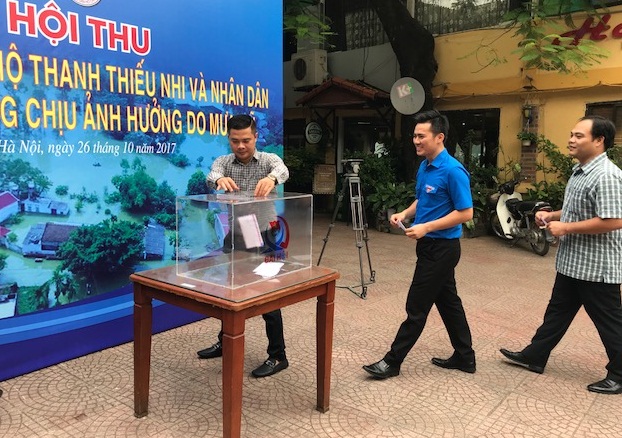 Tuổi trẻ Thủ đô ủng hộ gần 200 triệu đồng cho người dân vùng bị ngập lụt ở ngoại thành Hà Nội
