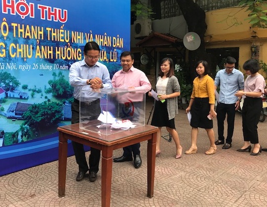 Tuổi trẻ Thủ đô ủng hộ gần 200 triệu đồng cho người dân vùng bị ngập lụt ở ngoại thành Hà Nội