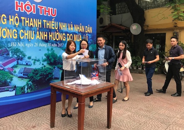 Tuổi trẻ Thủ đô ủng hộ gần 200 triệu đồng cho người dân vùng bị ngập lụt ở ngoại thành Hà Nội