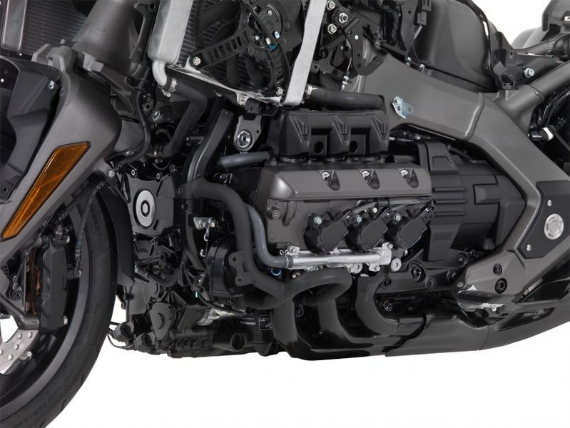 Có giá từ 534 triệu VNĐ, Honda Goldwing 2018 tiếp tục thống trị phân khúc xe đường trường
