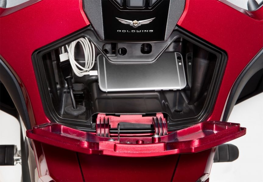Có giá từ 534 triệu VNĐ, Honda Goldwing 2018 tiếp tục thống trị phân khúc xe đường trường