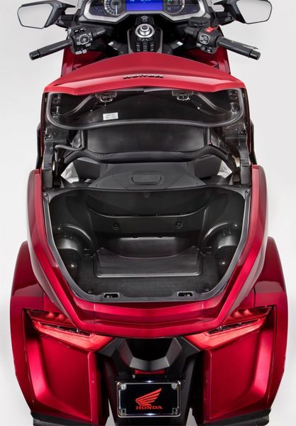 Có giá từ 534 triệu VNĐ, Honda Goldwing 2018 tiếp tục thống trị phân khúc xe đường trường