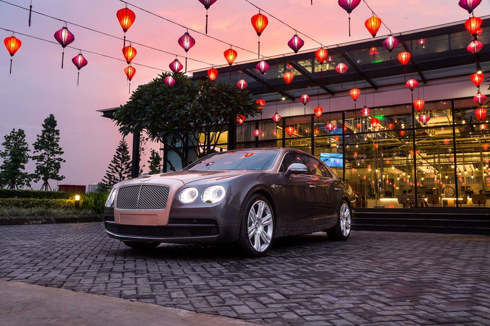 Đại lý Bentley Hà Nội bất ngờ ra mắt mẫu xe sang Flying Spur V8 Duotone