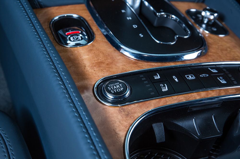 Đại lý Bentley Hà Nội bất ngờ ra mắt mẫu xe sang Flying Spur V8 Duotone