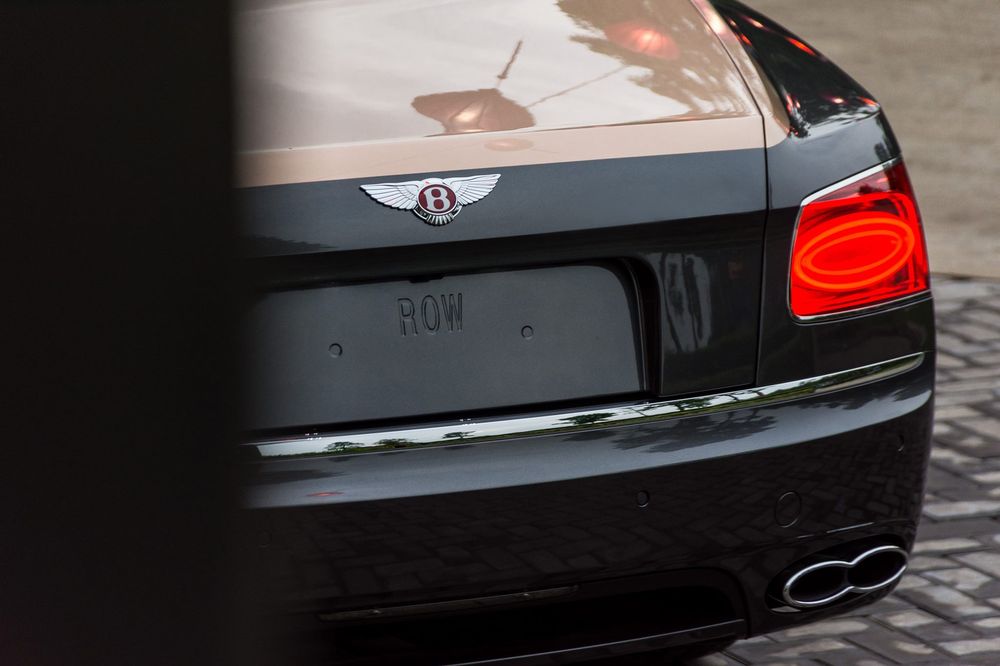 Đại lý Bentley Hà Nội bất ngờ ra mắt mẫu xe sang Flying Spur V8 Duotone