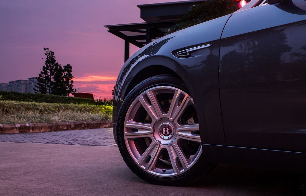 Đại lý Bentley Hà Nội bất ngờ ra mắt mẫu xe sang Flying Spur V8 Duotone