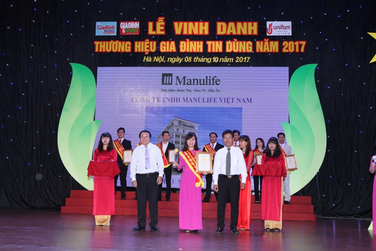 Manulife Việt Nam được trao tặng chứng nhận