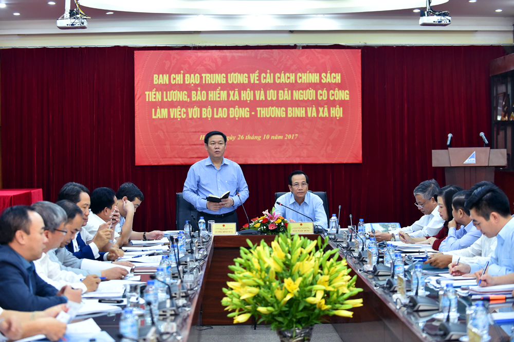 Phó Thủ tướng Vương Đình Huệ khảo sát chính sách tiền lương tại Bộ LĐTB&XH